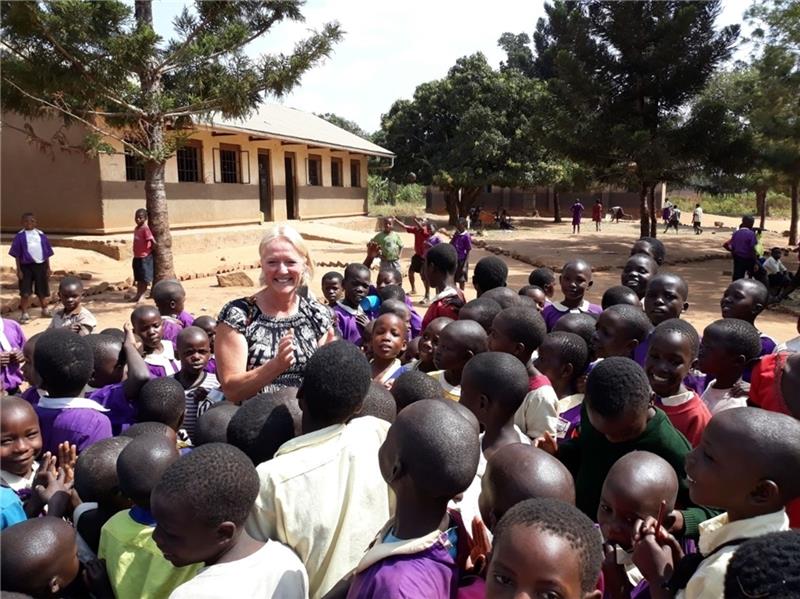 Atländer Verein unterstützt Kinder in Uganda beim Lernen Petra Hege inmitten einiger Schulkinder im ugandischen Mbale. Foto: Privat