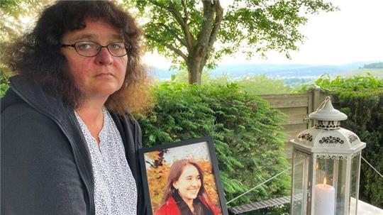 Petra Lieser mit einem Foto ihrer Tochter Katja in Trier. Katja Lieser war am 1. Dezember 2020 bei einer Amokfahrt getötet worden.