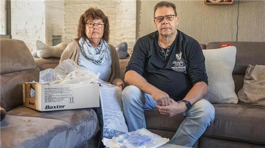 Petra Liss aus Beverstedt braucht für die Heim-Dialyse lebenswichtige Medikamente. Aufgrund von Lieferproblemen bekommt sie nur nach und nach einzelne Teile zugeschickt. Ihr Mann Michael steht ihr täglich zur Seite.