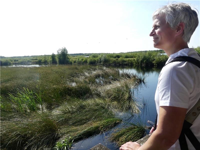Petra Riemann von der Deutschen Wildtierstiftung erkundet die 470-Hektar-Fläche im Aschhorner Moor, die die Stiftung von den Euflor-Humuswerken im März gekauft hat. Die Biotop-Kartierung startet im Juli. Foto: Knappe