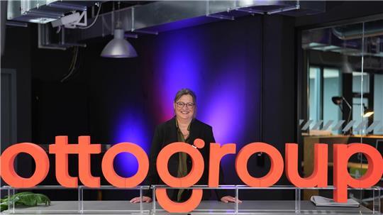 Petra Scharner-Wolff, die neue Vorstandsvorsitzende der Otto Group, steht hinter einem „Otto“-Schriftzug.