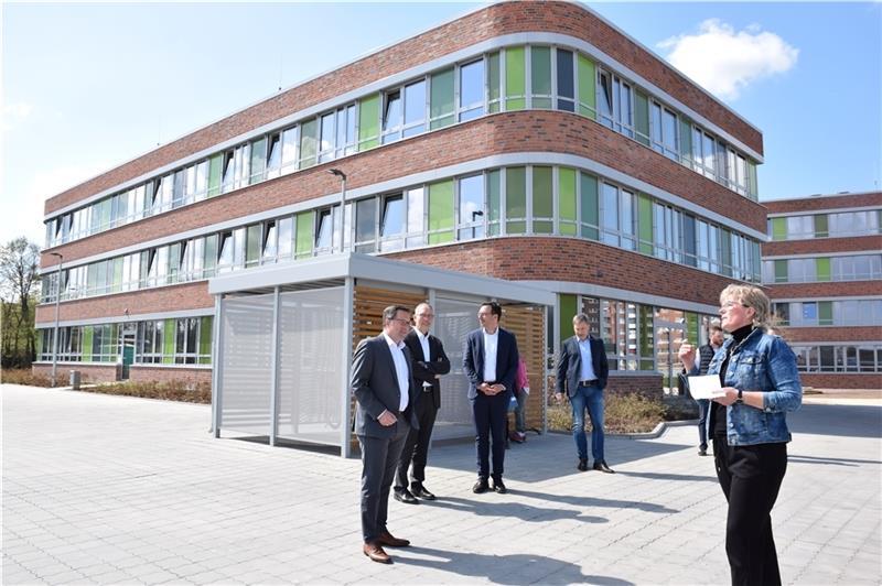 Petra Schlichting als Leiterin des Amtes für Gebäudewirtschaft führt Gäste über das Gelände des neuen Kreisjugendamts. Foto: Strüning