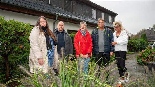 Petra Troppa, Tim Lindner, Anne Oeltjen, Lutz Kappmeier und Britta Stolze (v. li.) sind wütend und verzweifelt: Ihr Vermieter repariert seit einem halben Jahr ihre Heizung nicht.