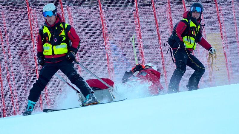 Saison-Aus für Ski-Ass Vlhova nach Sturz bei Heimrennen Petra Vlhova wird nach ihrem Sturz mit einem Schlitten von Rettungshelfern ins Tal gebracht.