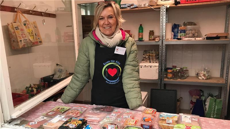 Essen für alle: Nordkehdinger retten Lebensmittel vor der Tonne Petra ist nach 40 Jahren wieder nach Freiburg zurückgekehrt und hilft bei Essen für Alle.