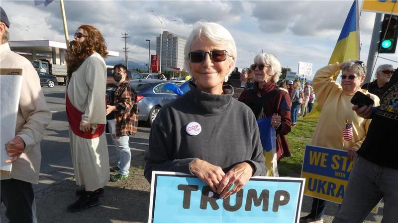 „We stand with Ukraine“ - Protest in Alaska vor Gipfel Petra kann nicht verstehen, warum Trump dem Kremlchef „den roten Teppich“ ausrollt.