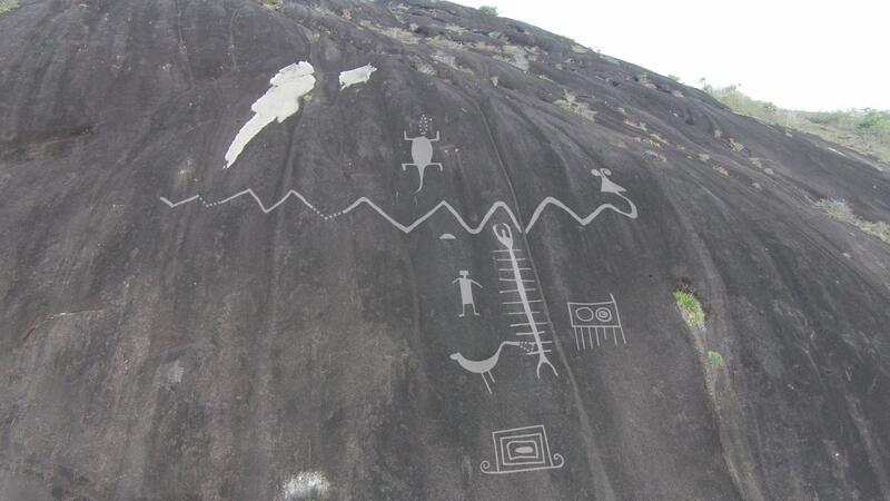 Vermutlich größte Felsgravuren der Welt gefunden Petroglyphen sind in einen Fels graviert.