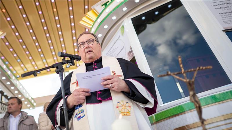 Pfarrer Manfred Simon segnete das neue Riesenrad „Eyecatcher“.