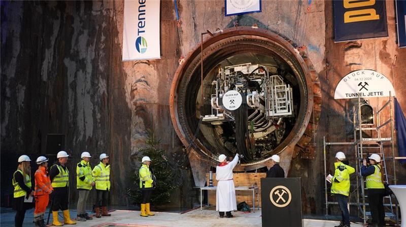 Riesenspektakel zum Bohrstart für den Suedlink-Elbtunnel Pfarrer Ulrich Bork (4.v.r) und Pastor Jens Siebmann (3.v.r) segnen nach der Taufzeremonie den Tunnel „Jette“.