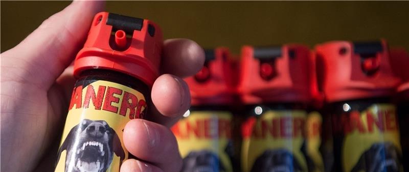Der Landkreis Stade greift zum Pfefferspray Pfefferspray. Foto Roessler/dpa