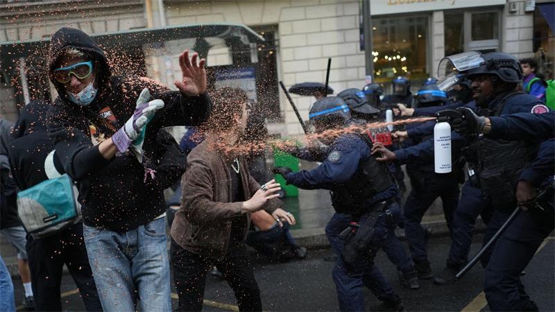 Pfefferspray gegen protestierende Studenten nahe der Sciences Po in Frankreich