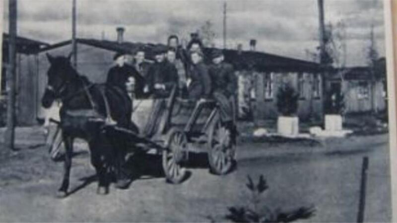 Pferd und Wagen waren das Haupttransportmittel im Lager Seedorf. Das Foto zeigt eine Gruppe Litauer.