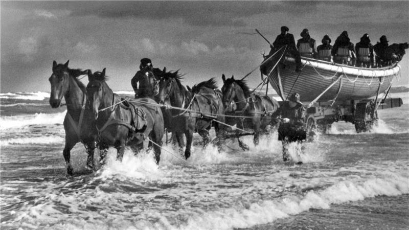 Pferde zogen die Boote möglichst nah an die Unglücksstelle.