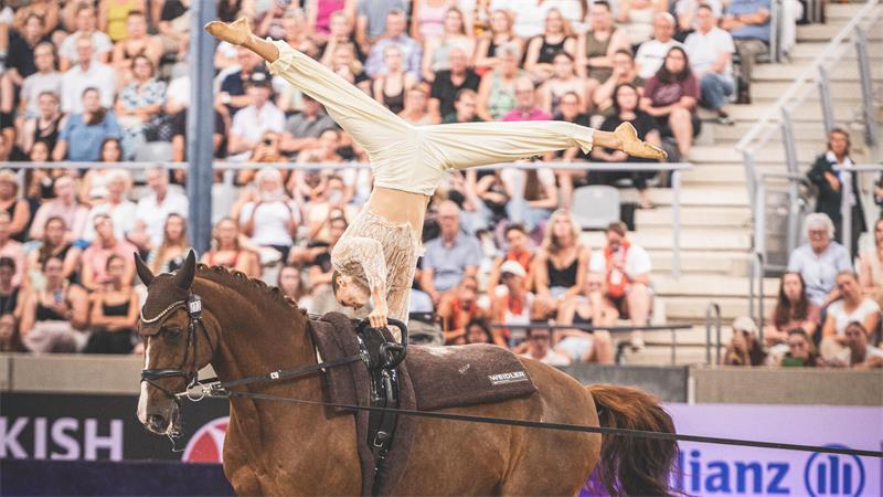 Emotionale Karrierekrönung: Meyer voltigiert zu WM-Gold und Silber Pferdeakrobatik: Kathrin Meyer auf Capitain Claus OLD bei ihrer Kür, die zur Team-Goldmedaille verholfen hat.