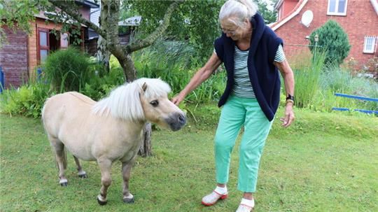 Pferdebesitzerin Sonja Weidhase versteht nicht, warum das Mini-Shetlandpony Fritzi nicht mehr an den Grünstrand der Grimmershörnbucht darf. 
