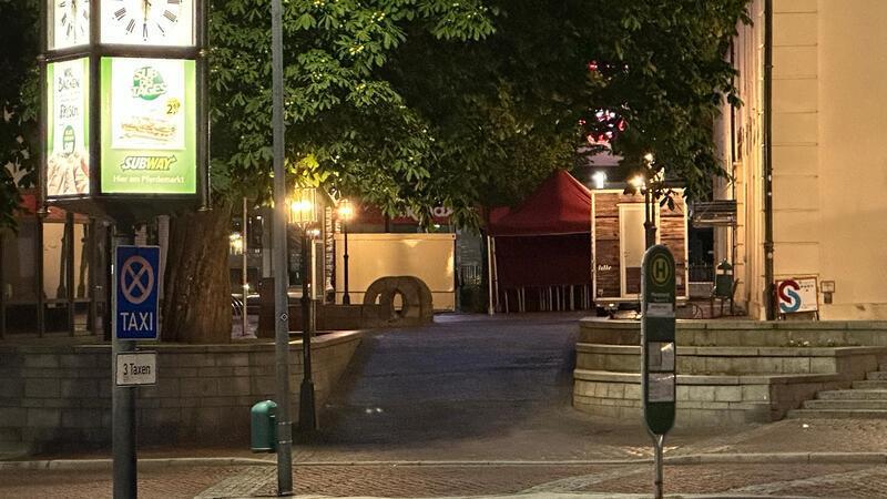Pferdemarkt: Wo sich sonst gern Gruppen von Jugendlichen treffen, ist an diesem Juniabend nichts los.