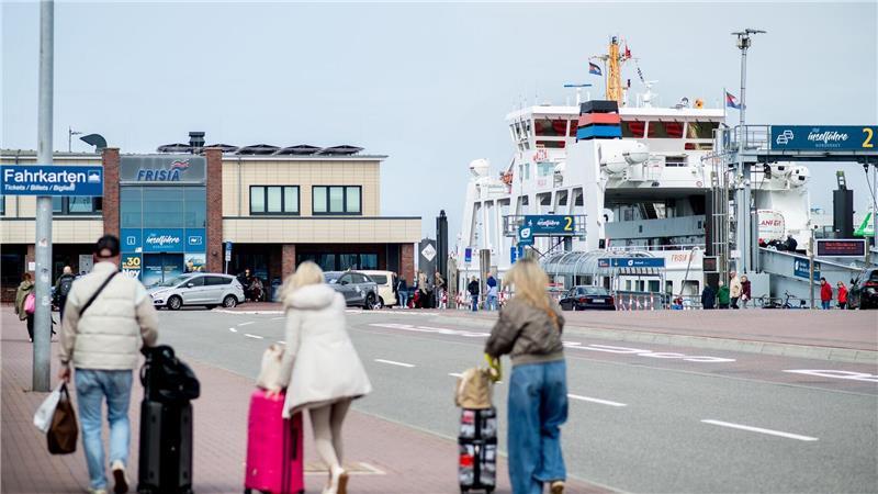 Camping am Pfingstwochenende: Diese Plätze sind beliebt Pfingsturlauber wollen auf die Fähre nach Norderney.