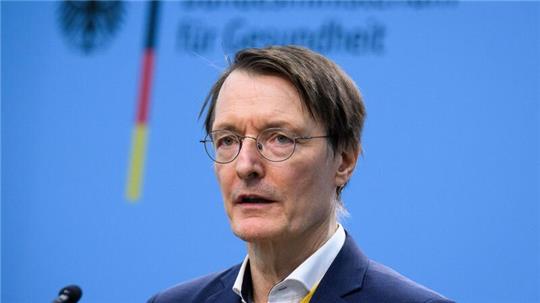 „Pflege darf weniger als sie kann - das ist ein riesiges Problem“, sagt Karl Lauterbach (SPD).