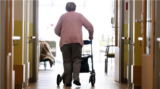 Pflegebedürftige müssen immer mehr fürs Heim bezahlen. (Archivbild)