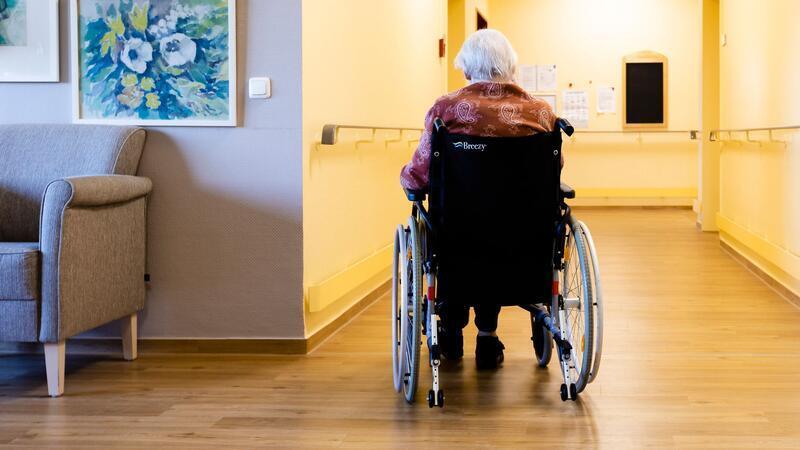 Kosten für Pflegeheimplatz in Hamburg um 403 Euro gestiegen Pflegebedürftige und ihre Angehörigen müssen mehr fürs Pflegeheim zahlen. (Symbolbild)