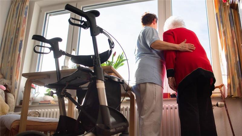 Kosten für Pflegeheimplatz im Norden um 275 Euro gestiegen Pflegebedürftige und ihre Angehörigen müssen mehr fürs Pflegeheim zahlen. (Symbolbild)