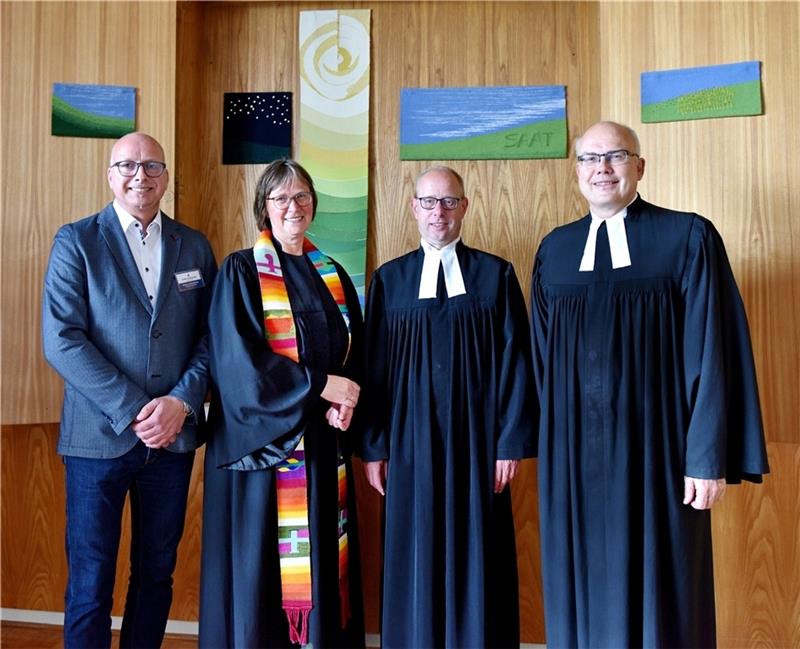Pflegedienstleiter Marco Kieckhöfel, Pastorin Heike Kehlenbeck, Superintendent Dr. Marc Wischnowsky und Pastor Volker Dieterich-Domröse (von links) beim Gottesdienst. Foto: Christoph Schönbeck
