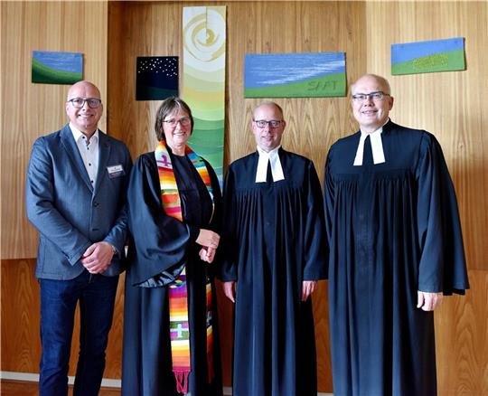 Pflegedienstleiter Marco Kieckhöfel, Pastorin Heike Kehlenbeck, Superintendent Dr. Marc Wischnowsky und Pastor Volker Dieterich-Domröse (von links) beim Gottesdienst. Foto: Christoph Schönbeck