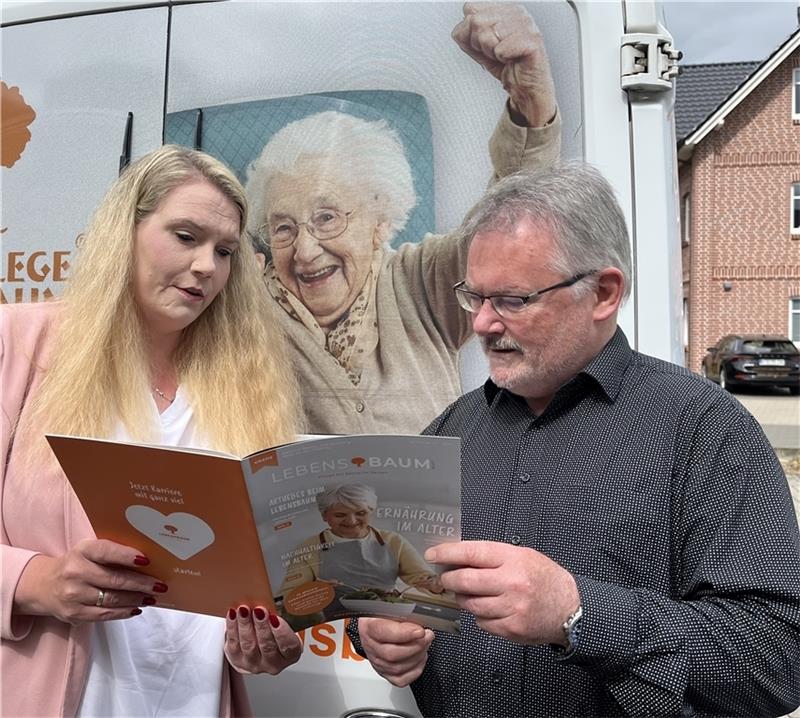 Sie wollen alle Fragen rund um die Pflege beantworten Pflegeexpertin Melanie Möller-Klug und Seniorenbeauftragter Kai Schlecht aus Jork. Foto: Vasel