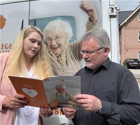 Pflegeexpertin Melanie Möller-Klug und Seniorenbeauftragter Kai Schlecht aus Jork. Foto: Vasel