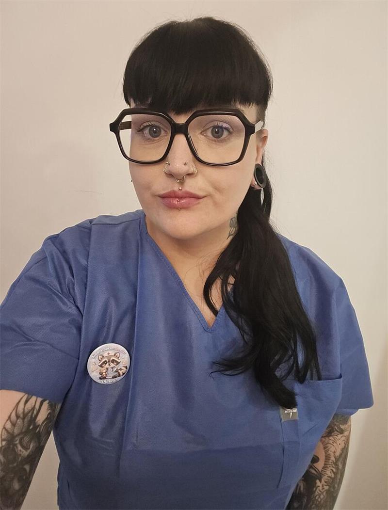 Zeitarbeit im Krankenhaus: Diese Pflegekraft lebt aus dem Koffer Pflegefachkraft Michelle Trautwein arbeitet bei einer Zeitarbeitsfirma und ist an mehreren Kliniken in Deutschland eingesetzt.