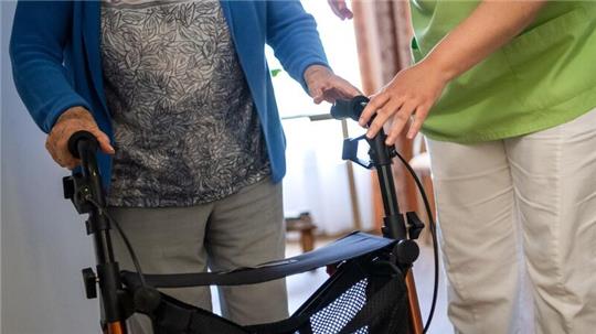Pflegeheimbewohner müssen weiter steigende Zuzahlungen aus eigener Tasche schultern.