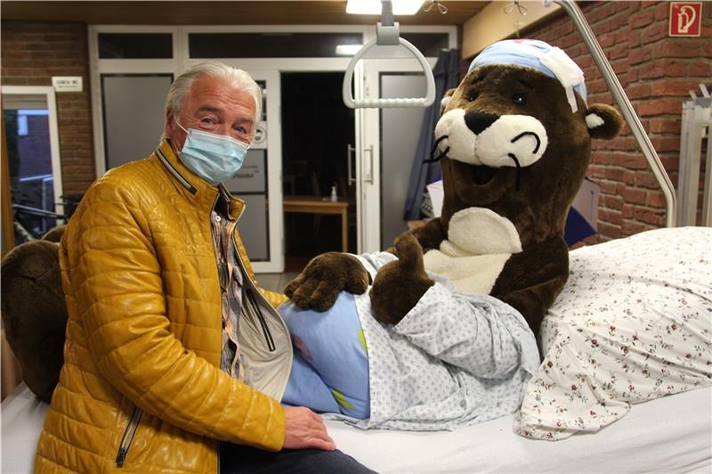 Pflegekraft aus Leidenschaft : Thorsten Bardenhagen mit Otti Otter, der die kranke Lage des Krankenhauses symbolisiert. Fotos: Kramp