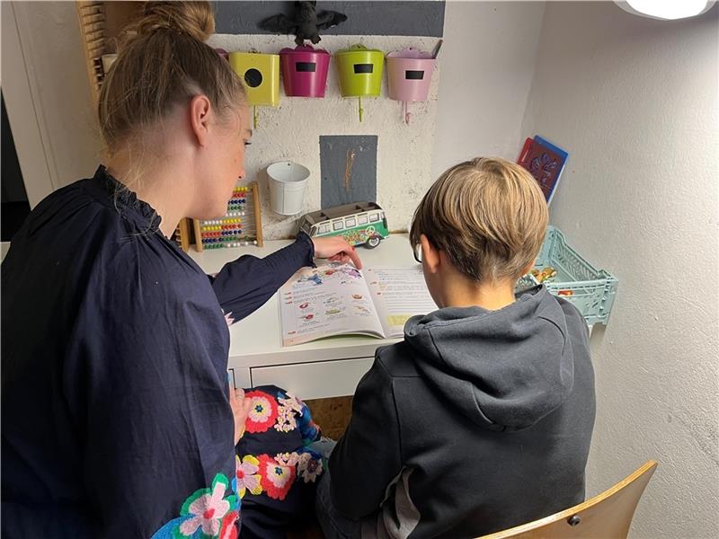 Drochterser Pflegevater klagt gegen Landkreis - Verwaltungspraxis sei „gesetzeswidrig“ Pflegemutter Anne Knütel unterstützt ihren Pflegesohn bei den Hausaufgaben. Foto: Helfferich