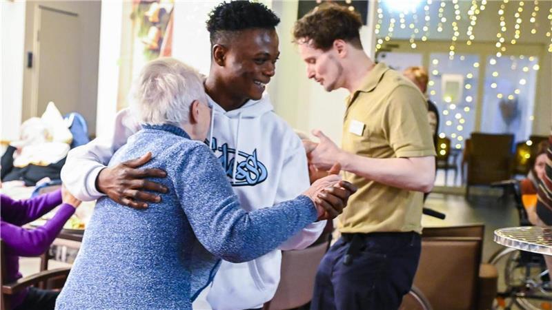 Wenn der Senioren-DJ zur Disco aufspielt, tanzen selbst die Pflegeschüler Pflegeschüler helfen bei der Disco im Seniorenheim und fordern die Bewohner zum Tanzen auf.