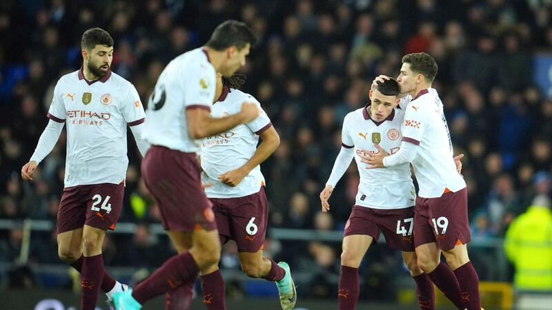 Club-Weltmeister Manchester City dreht Spiel beim FC Everton Phil Foden (2.v.r) brachte Manchester City mit seinem Tor zum 1:1 zurück ins Spiel.