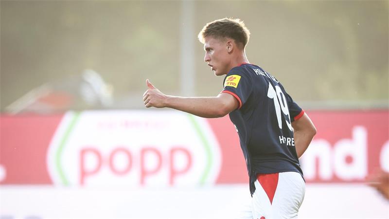 St. Pauli verspielt 2:0 – Kieler Fans sorgen für „Abkühlung“ Phil Harres feiert seinen Anschlusstreffer für Holstein Kiel.