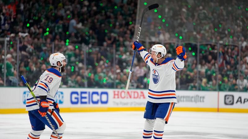 Philip Broberg (r.) feiert seinen Treffer gegen die Dallas Stars in den NHL-Playoffs.