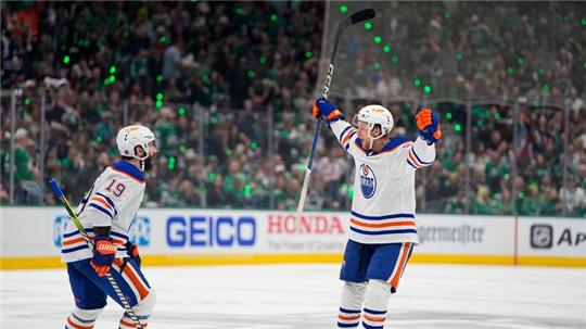 Philip Broberg (r.) feiert seinen Treffer gegen die Dallas Stars in den NHL-Playoffs.