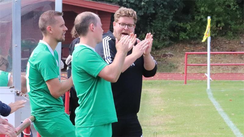 Philip Heinsohn (links), Niklas Hafke und Harsefelds neuer Trainer Patrick Matthes beklatschen den Sieg in Wiepenkathen.