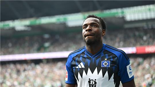 Philip Otele vom Hamburger SV nach seiner Roten Karte im Nordderby bei Werder Bremen.