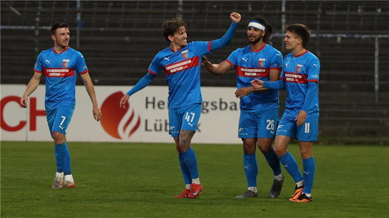 Philipp Aue ballt die Faust und feiert sein Freistoßtor zum 1:0 mit den Gratulanten Jannes Elfers (links), Liam Giwah und Jorik Wulff. Doch sein Treffer ist nicht der Siegtreffer.