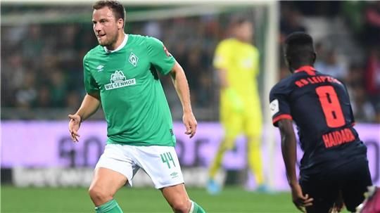 Philipp Bargfrede (links) in einem Heimspiel für dem SV Werder Bremen gegen Rasensport Leipzig. Foto: Carmen Jaspersen/dpa