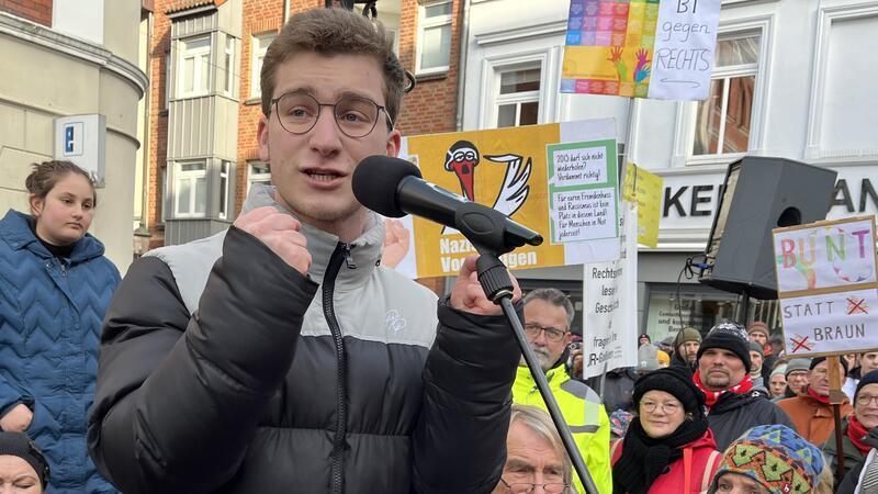 Für Freiheit und Menschenwürde: Organisator von Demo-Ausmaß beeindruckt - CDU doch dabei Philipp Bravos (Bündnis 90/DIe Grünen) bekam für seine Rede viel Anerkennung.