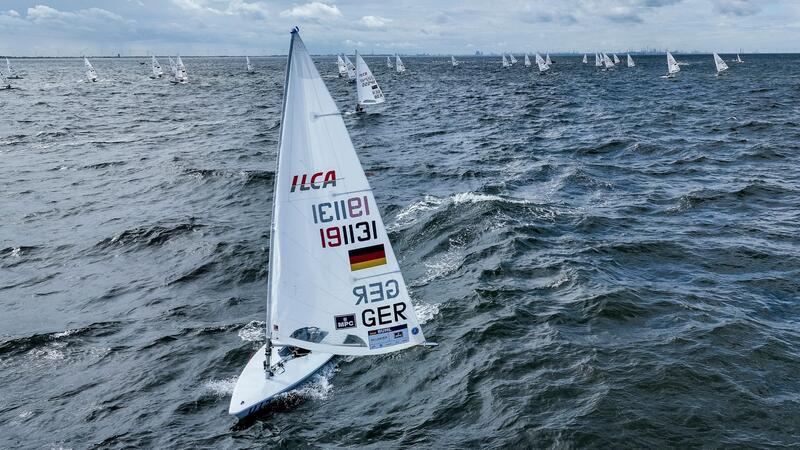 Feiern und Segeln: Gelungener Auftakt der Kieler Woche Philipp Buhl aus Deutschland in Aktion.