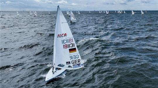 Philipp Buhl aus Deutschland in Aktion in der olympischen Segeldisziplin Ilca 7.