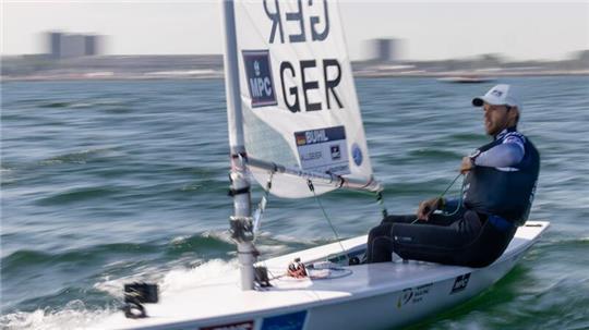 Philipp Buhl ist in Aktion während einer Wettfahrt bei der Kieler Woche.