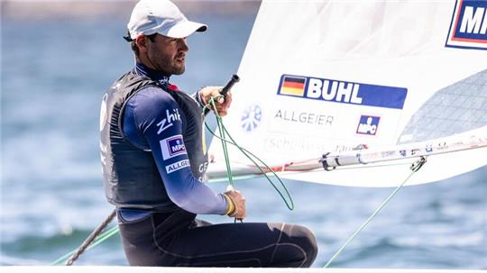 Philipp Buhl ist in Aktion während eines Regattarennens bei der Kieler Woche.