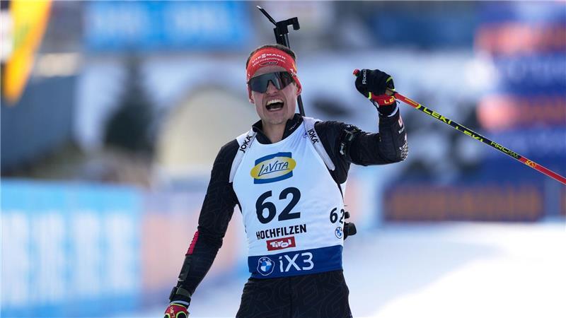 Philipp Horn jubelt über den ersten Podestplatz seiner Karriere.