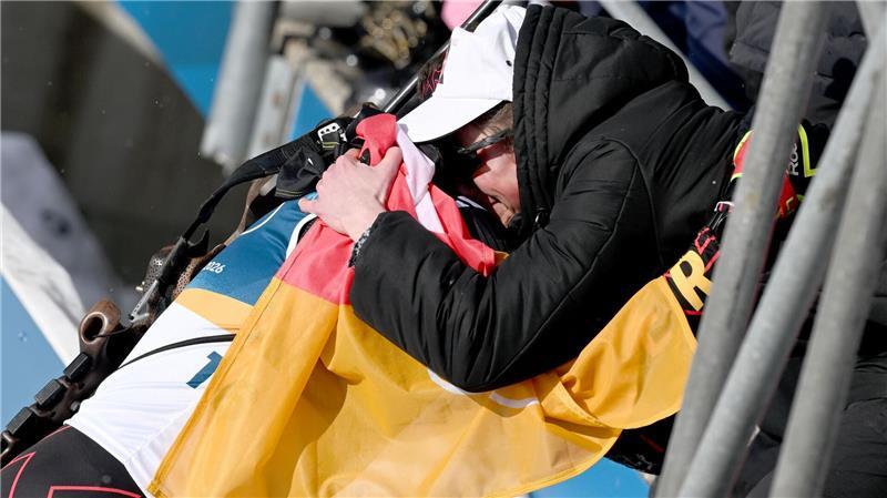 Philipp Horn wird im Ziel von seiner weinenden Ehefrau Antonia getröstet.