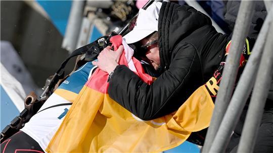 Philipp Horn wird im Ziel von seiner weinenden Ehefrau Antonia getröstet.